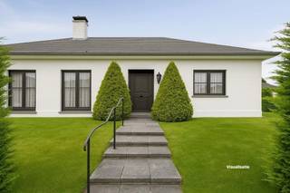 Op de hoek van de Westhoeklaan en de L. Maskenslaan in De Panne, bevindt zich deze ruime, te renoveren bungalow (bouwjaar 1978) te koop. Gelegen op een perceel van maar liefst 709m². Een bijkomende troef is de volledige onderkeldering en zolder die de volledige oppervlakte van de woning beslaat, wat extra mogelijkheden biedt voor opslag of uitbreiding.INDELING:&gt; Gelijkvloers:- Ruime inkomhal met apart gastentoilet;- Lichtrijke leefruimte;- Keuken met toegang tot de tuin;- Drie volwaardige slaapkamers;- Praktische berging met aansluiting voor wasmachine en droogkast;- Badkamer voorzien van een ligbad, wastafel en toilet;&gt; Zolderverdieping: - Ruime zolderverdieping over de volledige woningoppervlakte, met een geïsoleerd dak;&gt; Kelderverdieping: - Volledig onderkelderd met automatische poort;ALGEMEEN:- Tuin rondom de volledige woning;- Enkele beglazing;- Centrale verwarming op aardgas;Aarzel niet om contact op te nemen met ons kantoor Dewaele Koksijde via 058 330 600 voor meer informatie of een bezichtiging.Dit pand is onderworpen aan de renovatieverplichting van de Vlaamse overheid voor residentiële gebouwen (behoudens bij sloop binnen 5 jaar na de aankoop). Consulteer voor meer informatie de website van het Vlaams Energie- en Klimaatagentschap via https://www.vlaanderen.be/een-woning-kopen/renovatieverplichting-voor-residentiele-gebouwen