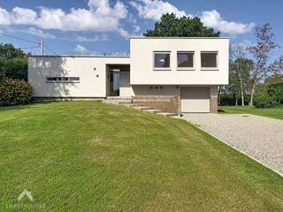 <p>Instapklare vrijstaande woning op een sublieme locatie bestaande uit een inkomhal met ingemaakte vestiairekast en afzonderlijk toilet. Ruime lichtrijke leefruimte met eet-en zithoek, ruime uitgeruste keuken, garage met sectionale poort en 2 ruime bergingen + douche en een privatieve tuin met aangelegd terras en serre. <br />Op het verdiep is een nachthal die toegang biedt naar 4 volwaardige slaapkamers en een ingerichte badkamer (inloopdouche, lavabomeubel en toilet).</p>
<p>Extra troeven:</p>
<ul>
<li>Energiezuinig</li>
<li>Voorzien van zonnepanelen</li>
<li>Airco’s</li>
<li>Regenwaterput</li>
<li>Elektrische zonnesreens</li>
<li>Private oprit voor meerdere wagens</li>
<li>Mooie landelijke verzichten</li>
<li>Instapklaar</li>
</ul>
<p></p>
<p>Deze woning is te koop ZONDER makelaar via het concept van Smart Houses! Wenst u verdere inlichtingen of bezoek? Contacteer rechtstreeks de eigenaar via 0496/44.73.44</p>