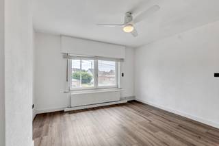 <p>Op een goede ligging in Appelterre bevindt zich <strong>deze op te frissen woning</strong>. Winkels, scholen en openbaar vervoer bevinden zich in de nabijheid. Ninove bereikt men op 10 minuten rijden. <strong>Het pand biedt, mits energetische renovatie en verdere opfrissing, heel wat mogelijkheden om er een aangename gezinswoning van te maken.</strong> Het gelijkvloers omvat een inkomhal, een living met salon en eetplaats, een keuken, een berging, een wasplaats met een doucheruimte, een toilet, <strong>een veranda</strong> en<strong> een garage</strong>. Op het verdiep bevinden zich een nachthal, <strong>drie slaapkamers </strong>en een badkamer. Via een uitvaltrap bereikt men<strong> de zolder</strong>, waar nog extra bergruimte beschikbaar is. Tevens beschikt de woning over <strong>een terras, een tuin met tuinberging, een oprit en een voortuin. </strong>Cv op aardgas - Buitenschrijnwerk in pvc met dubbele beglazing - Zoldervloerisolatie - Dak met pannen - Spouwmuurisolatie (Maatregelenregister en stedenbouw in aanvraag)</p>