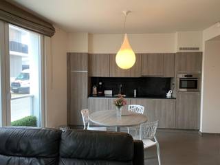 Dit appartement in Oostende, gelegen in residentie VISTA, biedt alles wat je nodig hebt voor een comfortabel verblijf aan de Belgische kust. Het appartement is trendy ingericht en beschikt over één slaapkamer, ideaal voor een stel of klein gezin.<br /><br />De residentie VISTA is gebouwd in 2014 en is voorzien van alle moderne gemakken. Het gebouw is goed onderhouden en biedt een veilige en rustige omgeving voor haar bewoners. Daarnaast is er een lift aanwezig, wat het appartement ook toegankelijk maakt voor mensen met beperkte mobiliteit. Individuele verwarming op gas; Fietsenberging in de residentie.<br /><br />Het appartement zelf is licht en ruim, met een open woonkamer en keuken. De keuken is volledig uitgerust met alle benodigde apparatuur en kookgerei, zodat je zelf maaltijden kunt bereiden. De slaapkamer biedt voldoende kastruimte en een comfortabel tweepersoonsbed.<br /><br />Het strand ligt op loopafstand, evenals de winkels, restaurants en bezienswaardigheden van Oostende.<br /><br />Kortom, dit appartement in residentie VISTA is de perfecte uitvalsbasis voor een ontspannen vakantie aan de Belgische kust. Met haar ideale ligging, moderne voorzieningen en comfortabele inrichting, zul je hier zeker genieten van een heerlijk verblijf.