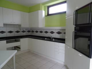 <div>
<div>
<section>
<div>
<div>
<div>
<div>
<div>
<div>
<p>Deze verzorgde woning is rustig gelegen in Rijkevorsel en geniet van een vlotte verbinding naar het centrum en de omliggende gemeenten. Op het gelijkvloers vindt u een inkomhal, een apart bureel, een gastentoilet, een lichtrijke leefruimte, een praktische keuken en een badkamer. Op de eerste verdieping bevinden zich drie volwaardige slaapkamers. Verder beschikt de woning over een handige berging, een gezellige veranda, een ruim tuinhuis en een aangename tuin waar u in alle rust kunt genieten. Naast de woning bevindt zich een garage, wat zorgt voor extra comfort en voldoende parkeermogelijkheden. Dankzij de praktische indeling en de buitenruimte is deze woning een ideale thuis voor gezinnen of wie op zoek is naar extra ruimte. <strong>Een BEZOEK aanvragen kan enkel online via WWW.VASTGOEDPARTNERS.BE</strong><span></span></p>
</div>
</div>
</div>
</div>
<div></div>
<div>
<div></div>
</div>
</div>
<div>
<div></div>
</div>
</div>
</section>
</div>
</div>
<div></div>