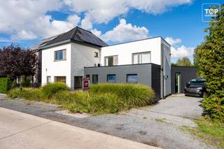 Deze ruime en veelzijdige woning combineert comfortabel wonen met heel wat extra mogelijkheden voor werk, hobby en opslag. Dankzij de praktische indeling, de grote loods en de ruime tuin is dit een eigendom met heel wat mogelijkheden.<br /><br />Binnen beschikt de woning over een ruime inkomhal met veel kastruimte, een aangename leefruimte en een open keuken voorzien van alle comfort. Vanuit de leefruimte geniet u van een mooi zicht op de tuin. Aansluitend is er een eethoek met toegang tot de bureauruimte en een badkamer op het gelijkvloers.<br /><br />Op de bovenverdieping bevinden zich 3 slaapkamers en een tweede badkamer. De woning werd gerenoveerd in 2015 en biedt heel wat comfort. Twee slaapkamers kunnen nog volledig naar eigen smaak worden afgewerkt. Daarnaast beschikt de woning over zonnepanelen en airconditioning. Een 4de slaapkamer kan worden ingericht. <br /><br />Een absolute troef is de grote loods/het magazijn met daglicht en toilet. Dankzij de zijingang is deze ruimte makkelijk bereikbaar en ideaal voor een zelfstandige of hobbyist, opslag of het stallen van een wagen of aanhangwagen.<br /><br />Troeven:<br /><br />2 badkamers, waarvan één op het gelijkvloers<br />Grote loods/magazijn met daglicht en toilet<br />Handige zijingang<br /><br />Grote zonnige tuin met veel privacy<br />3 terrassen<br />Bureauruimte op het gelijkvloers<br />Zonnepanelen met groenestroomcertificaten tot 2031.<br />Airconditioning<br />Kelder en zolder<br />Gerenoveerd in 2015<br />Instapklaar met nog mogelijkheden tot verdere afwerking<br /><br />Beschikbaar bij akte!<br /><br />Contacteer Top Vastgoed voor een bezoek: 0475 700 700.