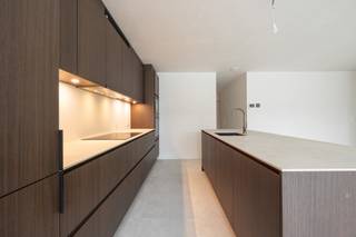 <strong>Nieuwbouwappartement met 3 slaapkamers in hartje Hoogstraten.<br /><br /></strong>Dit moderne nieuwbouwappartement gelegen op de eerste verdieping, bevindt zich in het prachtige project "De Tram", in het hartje van Hoogstraten.<br /><br /><strong>INDELING<br />1STE VERDIEPING<br /></strong><span>Inkomhal met ruimte voor een ingemaakte vestiairekast. Woonkamer met open keuken en keukeneiland met toegang naar het terras.<br />Keuken voorzien van volgende toestellen: inductiekookplaat, afzuigkap, combi-oven, vaatwasser en koelkast.<br />Hal met toegang tot 2 toiletruimtes waarvan 1 met handenwasser, berging/wasplaats, warmtepomp en aansluiting voor wasmachine en droogkast. Badkamer voorzien van inloopdouche en een dubbele lavabo, 3 slaapkamers waarvan 1 met ensuite badkamer voorzien van een inloopdouche en badkamermeubel en ruimte voor ingemaakte dressing.<br /></span><span><br /><strong>BUITEN<br /></strong>Zuid-georiënteerd terras<br /><br /><strong>KELDERVERDIEPING<br /></strong>Ondergronds is er een parkeergarage voorzien van autostaanplaatsen, fietsstaanplaatsen en private bergingen. <br /></span><br /><span><strong>BIJZONDERHEDEN</strong></span><br /><span>Vloerverwarming. Warmtepomp. Aluminium schrijnwerk. Dubbele isolerende beglazing. <br />Ventilatiesysteem type-D. Zonnepanelen aanwezig. Lift aanwezig.<br /><br /></span><strong>POSITIEVE ASPECTEN</strong><br /><span>TOP locatie in het hartje van Hoogstraten op wandelafstand van alle voorzieningen (beenhouder, apotheek, horeca, scholen, ...)<br /></span><span>Energiezuinig appartement (EPC label A)</span><br /><span>Ondergrondse kelderberging en autostaanplaats</span><br /><span>Lift aanwezig in het gebouw</span><br /><br /><em>De autostaanplaats en kelderberging zijn apart aan te kopen.</em>