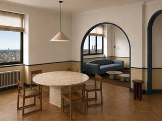 Vlak bij Wiels en het Park van Vorst bevindt zich dit karaktervolle appartement binnen het 'Van Haelen' project, in het iconische erfgoedgebouw Guillaume Van Haelen 1. Ontworpen door architect Léon Van Sichelen in 1936 en nu volledig gerenoveerd, met respect voor de oorspronkelijke “paquebot”-architectuur en een hedendaagse, verfijnde afwerking.<br /><br />Het appartement bestaat uit een ruime leefruimte, aparte eetkamer, keuken, hoofdslaapkamer, bureau, badkamer, apart toilet, inkomhal en terras. Alle ingebouwde maatkasten zijn inbegrepen. Massief parket. Verkoop op plan, volledig afgewerkt en geschilderd opgeleverd bij akte, inclusief verlichting en gordijnen. Contacteer ons om het project en de materiaalstalen te ontdekken.