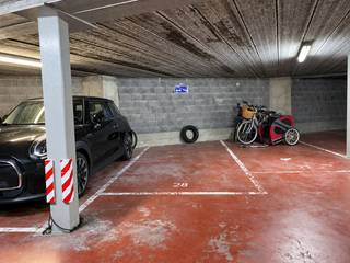 Makkelijk toegankelijke autostaanplaats in het centrum van Knokke.<br /><br />Afmetingen:<br />- Lengte: +- 5,60m<br />- Breedte: +- 2,30m<br /><br />Aarzel niet om ons te contacteren voor meer info: tel.: 050 62 44 14 of via knokke@immax.be.