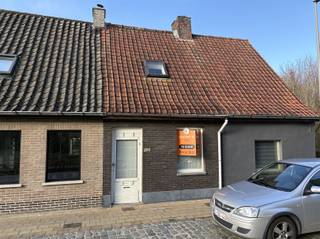<p><span>IN EEN DOODLOPENDE STRAAT NET BUITEN HET CENTRUM</span></p><p><span> </span></p><p><span>Net buiten de stad staat deze woning dapper in zijn schoenen.<br />Eens binnen worden we overweldigd door een warme gezelligheid, mooie ruimtes en achteraan een zalig groene tuin.</span></p><p><span>Grote leefruimte met geïntegreerde keukenhoek waar een mooie dak uitbouw zorgt voor heel veel licht. </span></p><p><span>Aansluitend is een grote aanbouw die voorzien is van grote glaspartijen en uitkijkt uit op de tuin.  </span></p><p><span>Er zijn 2 ruime slaapkamers en een nette badkamer.  </span></p><p><span>Een aangenaam terras en een diepe groene tuin zijn graag partner van de zon tot in de late uurtjes.</span></p><p><span> </span></p><p><span>VLOT GELEGEN<br />GEZELLIGHEID TROEF<br />MOOIE GROENE TUIN<br />      </span></p>