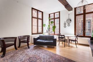 <p><span>CHARMANT HOEKAPPARTEMENT MET TERRAS OP TOPLOCATIE IN HARTJE ANTWERPEN</span></p><p><span> </span></p><p><span>Gelegen in de rustige en pittoreske Moriaanstraat, op slechts een steenworp van de Onze-Lieve-Vrouwekathedraal en de Grote Markt, geniet dit instapklare appartement van een unieke ligging in het historische hart van Antwerpen. Hier woont u in alle rust, terwijl gezellige restaurants, winkels, musea en het bruisende stadsleven zich letterlijk om de hoek bevinden.</span></p><p><span>Bij het binnenkomen wordt u verwelkomd in de aangename leefruimte met authentieke elemenenten, waar de grote raampartijen zorgen voor een overvloed aan natuurlijk licht. Dankzij de hoekligging geniet het appartement van een bijzonder open en luchtig gevoel.</span></p><p><span>De open keuken met eiland vormt het hart van de woning en sluit naadloos aan op de leefruimte. Ideaal om gezellig te koken en gasten te ontvangen. Aansluitend bevindt zich een knus terras waar u in alle rust kunt genieten van een kop koffie of een ontspannend moment in de buitenlucht.</span></p><p><span>Aan de rustige achterzijde van het appartement bevinden zich twee slaapkamers, waaronder een ruime master bedroom en een tweede slaapkamer die perfect dienst kan doen als kinder-, logeer- of bureauruimte. De badkamer is uitgerust met een douche.</span></p><p><span>Als extra troef beschikt het appartement over een private kelderberging. </span></p><p><span> </span></p><p><span>Troeven</span></p><p><span>+ Gunstig EPC-label B</span></p><p><span>+ Gelegen in hartje Antwerpen</span></p><p><span>+ Gezellig terras</span></p><p><span>+ Blanco elektrische keuring</span></p><p><span>+ Hoekappartement met veel lichtinval</span></p><p><span>+ Authentieke elementen</span></p><p><span>+ Parketvloer </span></p><p><span> </span></p><p><span>Dit lichtrijke appartement combineert een uitzonderlijke ligging met comfort en een praktische indeling. Een ideale woonst voor wie wil genieten van het beste wat Antwerpen te bieden heeft of een interessante opportuniteit voor investeerders. Contacteer ons snel voor een bezoek.</span></p><p><span> </span></p>