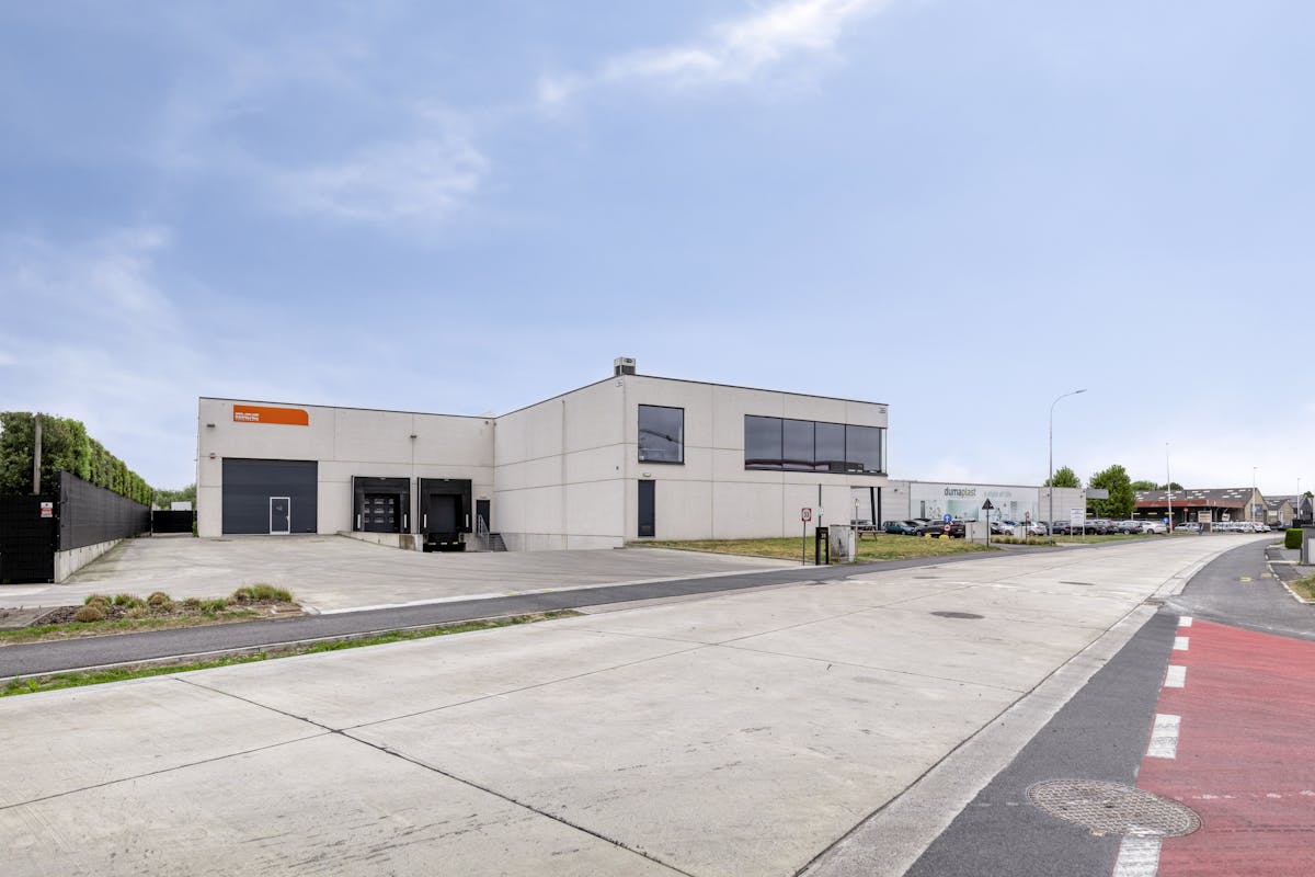 Logistics building with a double loading dock in Maldegem. - photo 4