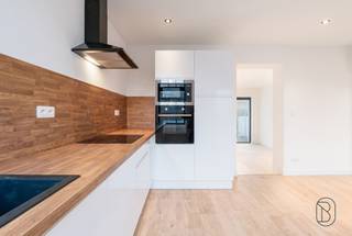 Volledig gerenoveerde rijwoning met tuin, 3 slaapkamers en uitstekende energieprestatie (EPC A), centraal gelegen en perfect instapklaar! Deze...