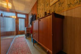 Immo Pické biedt U deze gunstig gelegen en te renoveren woning aan in Buizingen, nabij winkels, openbaar vervoer en belangrijke verbindingswegen. Deze woning bestaat op de gelijkvloerse verdieping uit een inkomhal, een ruime woonkamer (34m²), een keuken, een badkamer en een veranda. Op de eerste verdieping vinden we een nachthal en 2 grote slaapkamers (21m² en 17,50m²). Tot slot beschikt deze woning over een kelder, een ruime zolderruimte (36m²) met een vaste trap. Bovendien beschikt deze woning nog over twee garages/bergingen die toegankelijk zijn via een erfdienstbaarheid van doorgang op het naburige perceel. Achteraan de woning vinden we een grote tuin met terras. Renovatieverplichting van toepassing.