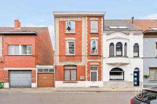 <p>Ontdek deze verrassend ruime studio met aparte slaapkamer, ideaal als eerste woning of investering. De lichtrijke open leefruimte met open keuken, het aparte toilet en de praktische indeling zorgen voor een aangenaam wooncomfort.<br /><br />De studio is op te frissen en biedt de perfecte kans om ze volledig naar eigen smaak in te richten. Bovendien is er geen renovatieverplichting. Extra troef: mits ingebruikname van de zolder bestaat de mogelijkheid om een duplex te creëren, waardoor het woonoppervlak aanzienlijk kan worden uitgebreid.<br /><br />Een interessante opportuniteit op een uitstekende locatie met heel wat potentieel!<br /><br />Meer info of plan je bezoek via denis@immobeguin.be of www.immobeguin.be</p>