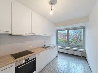 <p>Dit appartement met 2 slaapkamers en terras bevindt zich op de tweede verdieping van een gebouw met lift. Je ontdekt het pand via een virtueel bezoek op www.living-stone.be. Het appartement beschikt over een ruime inkomhal met vestiaire en een lichte, gezellige woonkamer. De half ingerichte keuken werd recent vernieuwd, net zoals de ramen, wat bijdraagt aan het comfort. Verder zijn er twee comfortabele slaapkamers, een badkamer met ligbad en wastafel en een apart toilet. Het zonnige terras vormt een aangename buitenruimte. Extra troeven zijn de staanplaats en de praktische kelder. Een interessante huurwoning met een vlotte indeling en hedendaags comfort. Contacteer ons voor meer informatie of een bezoek.</p>