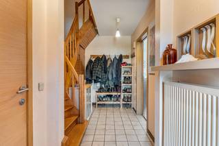 Deze leuke woning is goed gelegen in een verkeersluwe straat en nabij scholen, winkelcentra, sportfaciliteiten, het provinciedomein Kessel-Lo, de op/afrit van de E314 en op 10min fietsen van het centrum van Leuven!<br /><br />In maart 2026 werden de oude ramen vervangen door nieuwe ramen met driedubbel glas en aluminium schrijnwerk. De woning is bovendien voorzien van een installatie met zonnepanelen met een vermogen van 4900Wp en op de oprit is een laadpunt voor elektrische wagens voorzien. <br /><br />Bestaande uit een inkomhal met een apart toilet, een ruime en lichtrijke leefruimte met een zit- en een eetplaats, een moderne en open keuken en een aanbouw met een bureau en een leeshoek. Op de eerste verdieping zijn 3 ruime slaapkamers, een badkamer en een nachthal voorzien. Op de tweede verdieping zijn een nachthal, een vierde slaapkamer en twee bergingen voorzien. De woning is deels onderkelderd. Naast de woning is een oprit voorzien met een garage. <br /><br />De tuin is goed georiënteerd, voorzien van verschillende terrassen en ook bereikbaar via de oprit.<br /><br />EPC 133kWh(B-label)! Niet-overstromingsgevoelig! <br /><br />Indien u deze leuke woning graag bezoekt dan kan u mij steeds bereiken via arnaut@immojanstas.be of op 0495292080.<br /><br />Bijkomende info (EPC, bodemattest, elektriciteitsattest, enz...) kan U hier downloaden ↓
