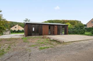 Mooie, recent opgefriste en rustig gelegen bungalow op 12a28 in een opgewaardeerde buurt, ideaal voor de rustzoeker. Gelegen op minder dan 10 minuten van E314.<br />Grote slaapkamer, ruime living met open keuken, badkamer met ligbad en dubbele douche, ruime berging, inkomhal en terras van 20 m².<br />Keuken voorzien van afwasmachine, oven, microgolfoven en keramische kookplaat.<br />Ruime oost gerichte en onderhoudsvriendelijke tuin.<br />Permanente bewoning is toegestaan.<br />De bungalow mag uitgebreid worden tot 80 m². Fundering is reeds aanwezig.