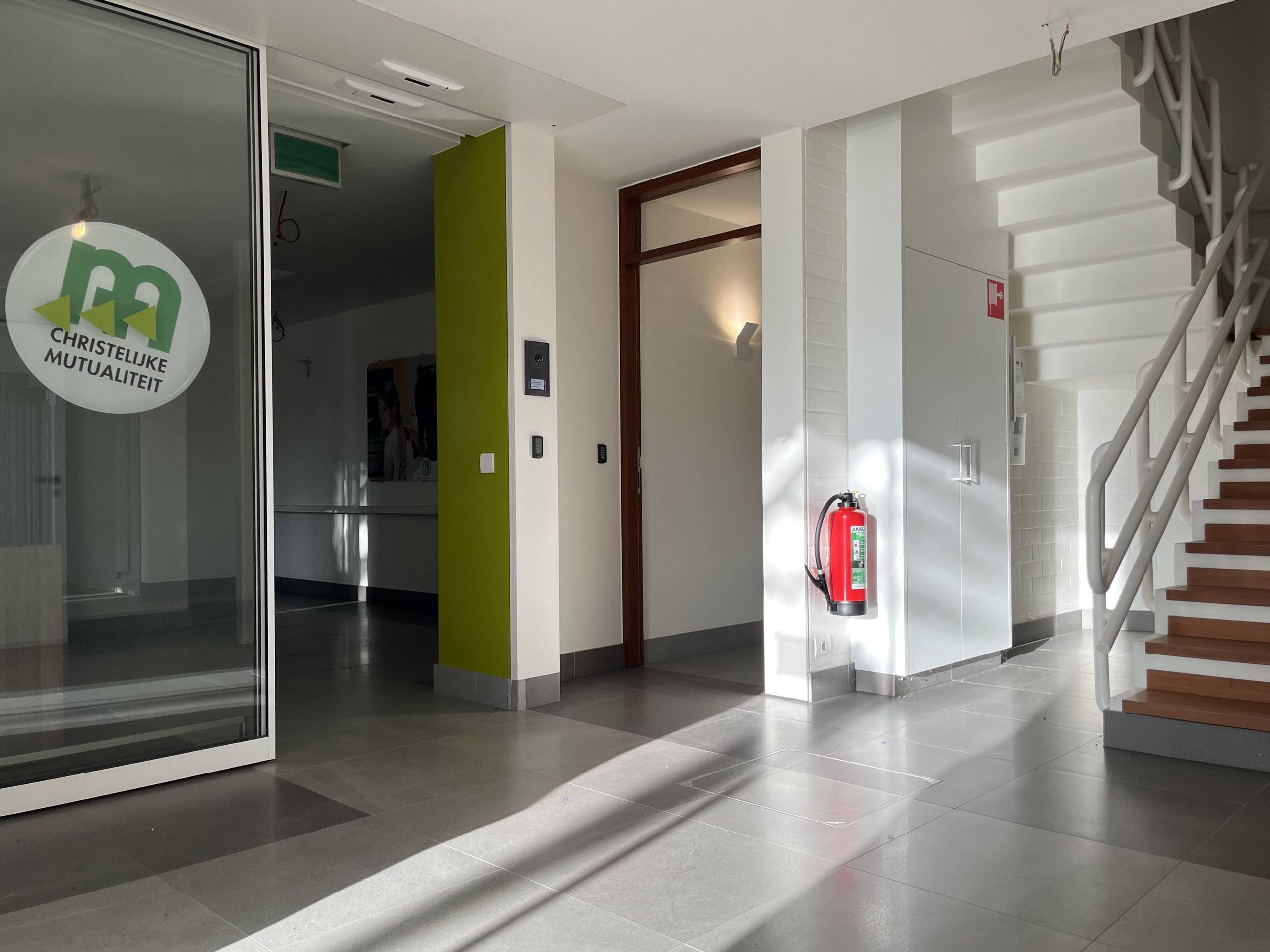 Instapklaar kantoor (523 m²) met uitstekende visibiliteit op toplocatie in Sint-Pieters, Brugge - foto 2