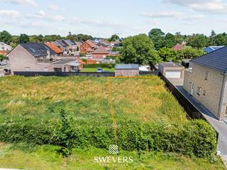 Voor meer info en foto’s, surf naar www.swevers.be – Ontdek deze bouwgrond voor open bebouwing in de Valentijnstraat, lot 3 te Beringen. Een interessante kans voor wie een eigen woning wil bouwen op een rustige locatie met een vlotte bereikbaarheid en alle dagelijkse voorzieningen in de buurt. Het perceel heeft een oppervlakte van 4 are 49 ca en beschikt over een noord-oostelijke oriëntatie, wat zorgt voor een aangename lichtinval in de tuin gedurende de dag. Met een perceelbreedte van 15,62 meter en een diepte van 29,85 meter biedt deze bouwgrond tal van mogelijkheden voor het realiseren van een comfortabele gezinswoning, mits het bekomen van de nodige vergunningen. De bestemming voor open bebouwing zorgt bovendien voor voldoende ruimte rondom de woning en een aangenaam, open woongevoel. De ligging vormt een belangrijke troef. Scholen bevinden zich op slechts 450 meter, openbaar vervoer op 200 meter en recreatiemogelijkheden op ongeveer 300 meter. Ook winkels zijn vlot bereikbaar op 550 meter afstand. Voor pendelaars is de nabijheid van de snelweg, op 6,5 kilometer, een extra pluspunt. Deze bouwgrond combineert ruimte, potentieel en een gunstige ligging in een aangename woonomgeving. Ideaal voor wie op zoek is naar een plek om een woning volledig naar eigen wensen te realiseren. Voor meer informatie, bel 011 255 155.