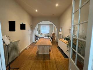 Prachtig gerenoveerd herenhuis in het centrum van de stad met heel wat ruimte en wel 4 slaapkamers. Beneden is er mooie inkomhal,  een ruime...