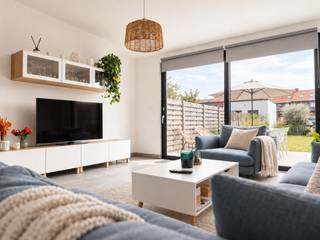 <strong>GERENOVEERDE WONING</strong> met <strong>ZUIDOOSTGERICHTE TUIN</strong> en vlot bereikbaar in Oudenaarde. Deze <strong>INSTAPKLARE WONING</strong> werd gerenoveerd in <strong>2022</strong> en combineert een <strong>HEDENDAAGSE UITSTRALING</strong> met kwalitatieve materialen. Dankzij de <strong>RUIME, LICHTRIJKE LEEFRUIMTE</strong> met open keuken en <strong>PRAKTISCHE BUREAUHOEK</strong> geniet u dagelijks van een aangenaam wooncomfort. Verder bevinden zich op het gelijkvloers een inkomhal met gastentoilet, <strong>WASPLAATS EN KELDERBERGING</strong>. Op de eerste verdieping zijn er <strong>TWEE SLAAPKAMERS</strong> en een moderne badkamer uitgerust met <strong>EEN INLOOPDOUCHE</strong>. De ingerichte zolderverdieping biedt plaats aan nog <strong>TWEE EXTRA SLAAPKAMERS</strong>,. Buiten wacht een aangename zuidoostgerichte tuin en terras <strong>MET UITWEG ACHTERAAN</strong> en de <strong>MOGELIJKHEID TOT HET BOUWEN VAN EEN GARAGE</strong>. De woning bevindt zich op een centrale locatie met een vlotte verbinding naar het <strong>CENTRUM VAN OUDENAARDE, DE N60, N46</strong> en diverse winkels, scholen en openbaar vervoer.<br /><br />Adres: Robert De Preesterstraat 150 te Oudenaarde<br /><br />EPB: 100kWh/m²;. Wg, Vg, Gvkr, Gvv