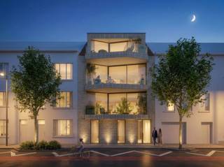 Residentie Finion is gelegen aan de Bondgenotenlaan in het bruisende Heist. Deze locatie biedt het beste van twee werelden: u woont hier op wandelafstand van de lokale winkels en het gezellige strand. Dit project is de perfecte uitvalsbasis voor wie houdt van zee, strand en een levendige omgeving in Heist.IndelingDit kleinschalige nieuwbouwproject bestaat uit vier unieke appartementen:- Gelijkvloers een ruim appartement met twee slaapkamers en een privatieve tuin.- Eerste verdieping: een appartement met twee slaapkamers en een ruim terras.- Tweede verdieping: een comfortabel appartement met twee slaapkamers.- Bovenverdieping: een prachtig duplex appartement met twee slaapkamers.In de kelderverdieping beschikt elk appartement over een privatieve berging en is er een ruime, gemeenschappelijke fietsenberging aanwezig.Troeven- Moderne architectuur: Het gebouw valt op dankzij de eigentijdse voorgevel met een stijlvol lijnenspel.- Fietsvriendelijk: Er is een grote fietsenberging in de kelder, die vlot bereikbaar is met een lift die specifiek is voorzien om fietsen veilig te transporteren.- Duurzaam comfort: Geniet van modern wooncomfort en alle energiezuinige voordelen van een kwalitatieve nieuwbouw.- 6% BTW mogelijkBestuursmaatregelen in het maatregelenregister: nee