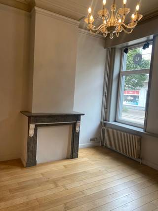 Mooie kantoorruimte op het gelijkvloers, in herenwoning (wel enkele opstapjes aan de inkom).<br />Deze kantoorruimte met deels parket en deels onderhoudsvriendelijke tegels heeft een bruikbare oppervlakte van 100m².<br />Aan de inkom is er een ruimte die kan afgesloten worden dmv schuifdeuren. Het kantoor is verder efficiënt ingericht. Er is een kleine open keuken met vaatwas en frigo en afzonderlijk toilet voorzien.<br />Aansluitend is een aangenaam ruim terras van +- 25m².<br />Schitterende ligging nabij Gent Sint Pieters.<br />Onmiddellijk vrij. <br /><br />Ideaal voor start up, kantoor, boekhoudkantoor, vrij beroep ...<br />EPC D<br /><br />Huurprijs 1250€/maand + 100€ provisie/maand (water, onderhoud verwarmingsbrander, verrekening onroerende voorheffing)<br />Voor elektriciteit en gas zijn er individuele tellers voorzien.<br />Wenst u een bezoek of meer info aarzel niet ons te contacteren: info@vhvastgoed.be of 0478/56.12.69