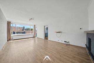 <p>In de Aalbeeksesteenweg te Kortrijk bieden wij dit instapklaar appartement met garagebox te huur aan. Rustig gelegen en met een praktische indeling, biedt dit appartement alle comfort voor hedendaags wonen op een bewoonbare oppervlakte van 87 m².</p>
<p>Bij binnenkomst leidt de inkomhal u naar een apart toilet en de lichte leefruimte, die aansluit op de keuken met rechtstreekse toegang tot het balkon. Praktisch is er ook een technische berging voorzien. Het appartement telt 2 volwaardige slaapkamers en 1 badkamer, waarbij de slaapkamer bovendien toegang biedt tot een aangenaam terras met bijhorende terrasberging. Uw wagen staat veilig en droog in de afgesloten garage achteraan het gebouw.</p>
<p><strong>Indeling en troeven:</strong><strong><br /></strong>✅ Bewoonbare oppervlakte van 87 m² (volgens EPC)<br />✅ 2 slaapkamers en 1 badkamer<br />✅ Lichte leefruimte met aansluitende keuken<br />✅ Balkon én terras met terrasberging<br />✅ Afgesloten garagebox inbegrepen<br />✅ Technische berging en apart toilet</p>
<p><strong>Huurvoorwaarden:<br /></strong><strong>✅ Huurprijs (incl. garagebox): € 850/maand<br />✅ Vaste kosten: € 50/maand<br />✅ Nutsvoorzieningen GWE: individueel af te sluiten door de huurder<br />✅ Huurwaarborg: 3 maand huur<br />✅ Beschikbaarheid: onmiddellijk<br />✅ Voorkeur voor een 3-6-9 huurovereenkomst</strong></p>
<p>Bezoekmomenten (op afspraak):<br />✅ Dinsdag 21/7 tussen 16-18u<br />✅ Donderdag 23/7 tussen 16-18u</p>
<p>Interesse? Contacteer ons gerust voor meer informatie of het inplannen van een bezoek.</p>