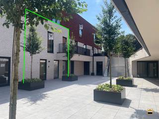 <p><span>Hoogafgewerkte woning met 3 slaapkamers en een mooie terras van 33 m².</span><span><br /><br />Pal in het centrum realiseert de promotor Helico nv een hoogkwalitatief woonproject.<br />Deze locatie werd geselecteerd gezien de centrale ligging. Al hetgeen een mens nodig<br />heeft doet zich op wandelafstand voor. Denken we maar aan winkels, openbaar vervoer,<br />restaurants, cafeetjes, recreatieve mogelijkheden, etc...<br /><br />Het project omvat 19 wooneenheden.<br />In het kelder-niveau voorzien we ondergrondse autostaanplaatsen, kelderbergingen,<br />een vuilnisberging en een fietsberging. De kelderbergingen zijn ruim bemeten.<br />Het kelderniveau is bereikbaar via een lift. <br />Er is een gemeenschappelijke fitness ruimte aanwezig.<br /></span><span><br />Deze woning beschikt over drie slaapkamers waarbij de woonvertrekken zich verspreid <br />over 2 niveaus voordoen.<br />De leefruimte en keuken staan met elkaar in verbinding waarbij de keuken is uitgerust <br />met een kookeiland. Vanuit de leefruimte heb je rechtstreeks toegang tot het ruime terras van 33m². <br />Het terras heeft een zuidoostelijke oriëntatie. De leefruimte is ruim bemeten en geniet van veel lichtinval.<br /><br />Ondergrondse kelderberging en parkeerplaatsen zijn beschikbaar.<br /><br />Graag nodigen we U uit voor een bezoek ter plaatse.</span></p>