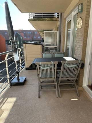 Ruim en instapklaar appartement op wandelafstand van de zee, het strand en de winkelstraat te Nieuwpoort-Bad.Indeling: inkomhal met slaaphoek,...