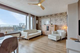 <p><span>Instapklaar dakappartement met 1 slaapkamer, ruim terras en een prachtig panoramisch uitzicht.</span></p><p><span>Geniet</span><span> </span><span>van licht, ruimte en een adembenemend uitzicht over Antwerpen in dit instapklare dakappartement van 65 m² met terras van 22 m². Grote raampartijen zorgen voor een aangename, open sfeer en een zee van daglicht.</span></p><p><span>Het appartement is instapklaar en biedt tegelijk mooie mogelijkheden om naar eigen smaak op te frissen. Gelegen op een uitstekende locatie in Hoboken, dichtbij winkels, openbaar vervoer en met vlotte verbinding naar het centrum.</span></p><p><span>Een unieke kans voor wie houdt van comfortabel wonen met uitzicht!</span></p><p><span> </span></p><p><span>Indeling</span></p><p><span> </span></p><p><span>• Een centrale inkomhal met een handige ingebouwde kast, een praktische start van je nieuwe thuis.<br />• Een ruime leefruimte van 24 m² die baadt in natuurlijk licht dankzij de grote raampartijen. En met een directe verbinding naar het zonnige terras.</span></p><p><span>• Een terras van 22 m² met een prachtig panoramisch uitzicht, ideaal om te ontspannen of gasten te ontvangen.</span></p><p><span>• Een functionele keuken met kasten, goed onderhouden en klaar om opgefrist te worden naar jouw smaak.</span></p><p><span>• Een Slaapkamer van 12 m² met een aangrenzende dressing, perfect voor een georganiseerde en comfortabele nachtrust.</span></p><p><span>• De Badkamer is goed onderhouden en voorzien van een douche in bad, lavabo, toilet en aansluiting wasmachine/droogkast.</span></p><p><span> </span></p><p><span> </span></p><p><span>Extra</span></p><p><span> </span></p><p><span>- Gunstig EPC </span></p><p><span>- Het appartement is voorzien van een kelderberging</span></p><p><span>- Mogelijkheid tot aankoop van een autostaanplaats</span></p><p><span> </span></p><p><span> </span></p>