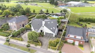 <strong>Unieke, open architectenwoning met studiovertrekken op perceel van 2.228m² gelegen in rustige Retie (nabij dorpskern) en op enkele autominuten van Postel en de Nederlandse grens (o.a. via verbindingsweg E34: Antwerpen-Eindhoven). De villa, naar doordacht-brutalistisch ontwerp en met enorm veel lichtinval, biedt o.a. 5 à 6 slpks., 4 badkamers, een buitengewoon stijlvolle natuurtuin met verschillende schaduw- en zonneterrassen en zwembad, een carport en poolhouse met keuken, douche, etc. De woning van bouwjaar 1994 is bijzonder kwaliteitsvol afgewerkt, ruim (maar liefst 473m² woonopp. excl. poolhouse) en opgedeeld in een licht leefgedeelte met salon, eettafel, een aansluitende open keuken, aparte bureauruimte, etc.; een 1e verdiep met 2 à 3 slpks., douchekamer, dressing en 2 badkamers; een 2e verdiep met andermaal 2 slpks. en een studiogeheel (met keuken, 1 slpk. en douchekamer). </strong><br /><br /><strong>De abstracte woning ademt klasse, karakter, visie en rust. De open, grote, centrale zithoek is de kern van de villa en verbindt geborgenheid van binnenin met de groene omgeving rondom de woning. De villa is gelegen aan de verbindingsweg Retie - Europese school Mol, nabij sport- en recreatiefaciliteiten (o.a. Vossekot, Nuclea golf), natuurgebied (o.a. Prinsenpark), diverse fiets- en wandelroutes en eveneens vlakbij Postel, Nederland en centrum Retie met alle voorzieningen.<br /><br />Er is een zeer gunstige EPC-score van 206kWh/m² (label C) - slechts 6 punten verwijderd van een B-label (info op aanvraag).<br /><br /></strong><em>Gelijkvloers verdiep - Inkomhal, keuken &amp; woon- en werkvertrekken</em><br /><br />Via de inkomhal met vestiaire heeft u toegang tot het woonkamer. Deze leefruimte is verdeeld in een grote zithoek, een eetruimte en een afgescheiden bureauruimte / thuiskantoor. Deze woonkamer en de aansluitende eethoek, dienst doende als centrale schakel tussen keuken en zithoek, ontvangen veel rechtstreeks daglicht door de riante raampartijen die uitgeven op de omliggende tuinomgeving. <br /><br />De keuken - met aansluitende wasplaats met douche en inbouwkasten en een afzonderlijke koele berging - bevat een kookeiland met ontbijthoek en is volledig voorzien van alle nodige kwaliteitsapparatuur: vaatwasmachine, inductiekookplaat, heteluchtoven, combi-oven, inbouwkoffiezet (allen Miele-toestellen). De keuken met prachtig verzicht over de tuin geeft verder ook uit op de afgeschermde veranda met hoge, brede raampartijen.<br /><br />In de gang is een afzonderlijke toilet voorzien. Op het gelijkvloerse gedeelte is verder een riante garage (2 staanplaatsen; sectionaalpoorten).<br /><br /><em>Bovenverdiep - niveau 1: slaapkamers, badkamers &amp; studio</em><br /><br />Op de bovenverdieping-hoofdgedeelte bevinden zich 3 ruime slaapkamers (waarvan thans 2 worden benut als slaapkamer), een badkamer en een afzonderlijke toilet. De hoofdslaapkamer heeft een eigen douchekamer en een inloopdressing. De open bovenverdieping / nachthal geeft verder toegang (thans afgesloten) tot het studiogedeelte op de bovenverdieping. Hierin is een living met leefkeuken voorzien, een slaapkamer met douchekamer en tevens een afzonderlijke toiletruimte. De villa leent zich uitermate tot kangoeroewonen.<br /><br /><em>Bovenverdiep - niveau 2: slaapkamers &amp; leisure</em><br /><br />Op de tweede verdieping zijn tevens 2 kamers voorzien; waarvan één zeer ruime kamer (nl. 33<span>m²). Eén slaapkamer dient tot slaapkamer; de andere wordt benut tot fitness, saunakamer (losstaand) en slaapkamer.</span><br /><br /><em>Buitengebeuren en kelder</em><br /><br />De woning is volledig onderkelderd (kruipkelder). Vooraan biedt de woning ruimte voor legio wagens (o.a. carport). Rondom de woning bevinden zich diverse groenstructuren met vnl. (loof)bomen, grasperken, heggen en heesters (veel winterharde beplanting). In de tuin bevinden zich verder een zwembad, poolhouse (met keuken, badkamer, zithoek, etc.) en diverse berghokken.<strong><br /></strong>