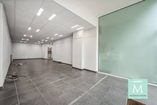 <p><span>Kantoor/Winkel/handelsruimte te huur gelegen in het hartje van Mechelen</span></p><p><span>Deze ruimte is gelegen op een top locatie, tussen de Korenmarkt en de Ijzerenleen !</span></p><p><span>Ideaal in te richten als kantoor, winkel of handelsruimte. Het pand beschikt tevens over een aparte keuken en een toilet.</span></p><p><span>Water en verwarming zijn gemeenschappelijk en inbegrepen in de huurprijs !</span></p><p><span>Het pand is onmiddellijk beschikbaar alsook energiezuinig door het gunstige EPC label C !</span></p><p><span>NIET geschikt voor een kapperszaak NOG Horeca !</span></p><p><span>Bent u op zoek naar een ruimte om uw eigen zaak te starten in het centrum van Mechelen ? </span></p><p><span>Aarzel niet en neem contact op met De Makelaardij - 015 20 20 82 - info@demakelaardij.be</span></p><p><span> </span></p><p><span> </span></p>