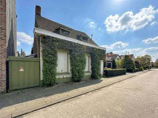 <p><span>Bent u op zoek naar de ideale locatie om uw droomwoning te realiseren? Deze aantrekkelijke projectgrond biedt een uitstekende opportuniteit voor de bouw van een halfopen bebouwing.</span></p><p><span>De grond is gunstig gelegen en beschikt over een mooie oppervlakte, perfect geschikt voor een hedendaagse en energiezuinige woning. Dankzij de halfopen bebouwingsmogelijkheid geniet u van extra lichtinval en een aangename leefomgeving. Bovendien is er de mogelijkheid om een naastgelegen oprit en garage te voorzien, wat extra comfort en praktische meerwaarde biedt.</span></p><p><span>Daarnaast bestaat de mogelijkheid om te bouwen aan het verlaagde btw-tarief van 6% (onder voorbehoud van de geldende voorwaarden), wat deze investering extra interessant maakt.</span></p><p><span>Troeven:</span></p><ul><li><span>Geschikt voor halfopen bebouwing</span></li><li><span>Mogelijkheid tot oprit en garage naast de woning</span></li><li><span>Rustige en toch vlot bereikbare ligging</span></li><li><span>Ideaal voor gezinswoning of investering</span></li><li><span>Mogelijkheid tot bouwen aan 6% btw (indien voldaan aan de voorwaarden)</span></li></ul><p><span>Mis deze kans niet om uw woonproject te realiseren op een toplocatie.</span></p><p><span>Voor meer informatie of een bezoek ter plaatse, neem gerust contact op - 03/633.12.29 - email info@immogreenstar.be</span></p><p><span> </span></p><p><span>Bestuursmaatregelen in het maatregelenregister: nee</span><span> </span></p><p><span> </span></p><p><span>Dit pand is onderworpen aan de renovatieverplichting van de Vlaamse overheid voor residentiële gebouwen (behoudens bij sloop binnen 5 jaar na de aankoop). Consulteer voor meer informatie de website van het Vlaams Energie- en Klimaatagentschap via </span><span><span>https://www.vlaanderen.be/een-huis-of-appartement-kopen/renovatieverplichting-voor-residentiele-gebouwen</span></span></p><p><span> </span></p>