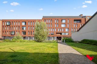 Welkom in residentie 'Ace', gelegen in een rustige buurt, in hartje Leuven. Deze studio biedt alles wat je nodig hebt om te studeren, te ontspannen en te genieten van een fantastische studententijd!<br /><br />Stap binnen en ontdek jouw eigen privéruimte, compleet met een eigen badkamer én keuken voor het ultieme gemak en privacy. Jouw bureau wacht geduldig op jouw aantekeningen en opdrachten, terwijl het comfortabele bed klaarstaat om jou te verwelkomen na een lange dag van studeren.<br /><br />De keuken is voorzien voor een vitro-keramische kooplaat, dampkap, koelkast met vriesvak en een spoelbak. In de badkamer vinden we een douche, wastafel en wc. Daarnaast heb je met een ruime kleerkast voldoende opbergruimte voor al jouw kleding en persoonlijke spullen.<br /><br />Deze ruime studio in residentie 'Ace' biedt niet alleen een comfortabele leefruimte, maar ook een uitstekende investeringsmogelijkheid. In een stad waar de vraag naar studentenhuisvesting constant hoog is, is deze studio een waardevolle activa die stabiele inkomsten kan genereren op lange termijn. De kamer is momenteel verhuurd t.e.m. 31/08.<br /><br />Of je nu wilt studeren, ontspannen of nieuwe vrienden wilt ontmoeten, deze studentenkamer biedt de perfecte balans tussen comfort, functionaliteit, financiële zekerheid en de levendige atmosfeer van hartje Leuven.<br /><br />Maak je klaar om het studentenleven te omarmen en jouw nieuwe thuis te vinden in deze uitnodigende ruimte.<br /><br />Aarzel niet en contacteer BVM Vastgoed op 016 23 21 45 of via info@bvm-vastgoed.be