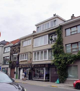Dit 268-274a gebouw bestaat uit<br />1 274 handels-glv, momenteel verhuurd als kapperszaak<br />1 274a verhuurde duplex woonst 2 slpk boven de handelszaak<br />3 268-270-272 verhuurde appartementen elk 2 slpk<br />1 koer met opbergplaats, momenteel niet verhuurd, bruikbare opp. 340 m²<br />Er is reeds een basisakte. Compartimentering perfect doenbaar.<br />Totale opbrengst zal tenminste 6.500,-/maand overstijgen.<br />Werken te doen : <br />Maak een aantrekkelijker gemeenschappelijke voordeur, en meteen ook toegang naar de grote koer<br />Vergroot de berging op het glv<br />268 opfrissen + el. conform maken <br />270 heeft conformiteitsattest<br />272 renoveren<br />274a opfrissen<br />Totale raming : 90.000<br />Aankoop 1,25 M bespreekbaar.