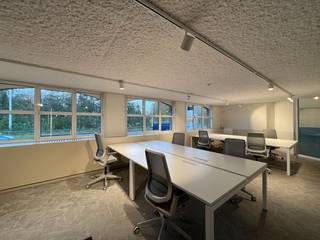 Ontdek onze instapklare en volledig gemeubileerde kantoren geschikt voor 8 personen (+/- 64 m²), strategisch gelegen langs de dynamische...