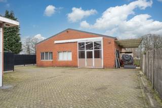 Net buiten het centrum van Wuustwezel in een woonwijk gelegen goed bereikbare loods. De loods is recent voorzien van geïsoleerde dakpanelen...
