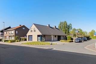 In een rustige woonwijk in Oekene (Roeselare) bieden wij deze ruime, instapklare gezinswoning aan. De woning combineert een volwaardige gezinsindeling met een polyvalente ruimte op het gelijkvloers — voorheen ingericht als kapsalon — die zich perfect leent voor een vrij beroep, thuiskantoor of bijkomende hobbyruimte.<br /><br />Via de inkomhal met gastentoilet komt u in een lichtrijke leefruimte met grote raampartijen die uitgeven op de tuin. De recent vernieuwde keuken in lichte eik met zwart werkblad en SMEG-fornuis vormt het hart van de woning, met aansluitend een gezellige eethoek. De polyvalente ruimte met aparte toegang biedt heel wat mogelijkheden, en wordt aangevuld met een wasplaats en een inpandige garage met automatische sectionaalpoort.<br /><br />Op de eerste verdieping bevinden zich drie volwaardige slaapkamers en een ruime badkamer met ligbad, dubbele lavabo en apart toilet. Op de zolderverdieping is een vierde slaapkamer of bureau ondergebracht, samen met een ingerichte berging.<br /><br />Buiten geniet u van een zonnige, volledig aangelegde tuin met twee terrassen in natuursteen, leibomen voor extra privacy en een recent geplaatst houten tuinhuis. De woning is voorzien van zonnepanelen en airco/warmtepomp, en is volledig asbestveilig.<br />Een instapklare woning met een bijzondere meerwaarde voor wie wonen en werken combineert.<br /><br />contacteer Belistate voor meer info. 