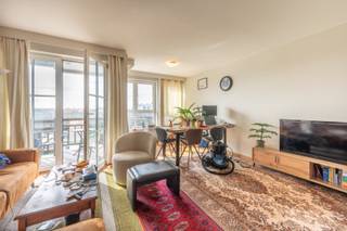Appartement bien situé au Rederskaai à Zeebrugge. Appartement non-meublé avec le living avec cuisine ouverte, débarras, 2 chambres à coucher, la salle de bains. L'appartement est impécable, living avec parquet, vue magnifique au port de plaisance. Provision € 50/mois, possibilité de louer le parking à € 75/mois.