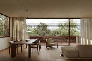<strong>Architecturaal boutiqueproject van ABS Bouwteam op een centrale locatie te Sint-Denijs-Westrem.</strong><br /><br />Voor meer informatie, mail naar info@carloeggermont.be.<br /><br /><strong>Rust en schoonheid heersen.</strong><br /><br />Een buitenkans voor wie op zoek is naar een kleinschalig, architecturaal en bijzonder kwalitatief woonproject in het centrum van Sint-Denijs-Westrem.<br />Dit boutiqueproject bevindt zich op wandelafstand van het pittoreske dorpsplein van Sint-Denijs-Westrem, met cafés, winkels, bakkers, … in de directe omgeving. Kortom, alles wat men mag verwachten van een centrale ligging. Ook voor wie graag wandelt of fietst, biedt de groene omgeving tal van mogelijkheden, met onder meer de Assels en de oevers van de Leie op een boogscheut.<br /><br />Een bijkomende troef is de bijzonder goede bereikbaarheid dankzij de nabijheid van verschillende belangrijke invalswegen.<br /><br /><strong>Een uitgepuurde architectuur waarbij woonkwaliteit centraal staat.</strong><br /><br />Het project werd ontworpen door <u>Alexandru Patrichi Architects</u>. Hun ambitie is om plekken te creëren die rust uitstralen, genereus aanvoelen en sterk verbonden zijn met hun omgeving: architectuur die de manier waarop we leven verbetert en tegelijkertijd de tand des tijds doorstaat.<br /><br />Het project bestaat uit <u>drie penthouses</u>, <u>vier appartementen</u> op de eerste verdieping en, in de plint van het gebouw, <u>twee ruimtes bestemd voor de uitoefening van een vrij beroep</u>.<br /><br />Er wordt een gevarieerde mix voorzien, gaande van appartementen met één slaapkamer tot ruime appartementen met drie slaapkamers.<br />De <u>woonoppervlaktes</u> variëren van <u>82 m² tot 138 m²,</u> telkens aangevuld met aangename <u>terrassen</u> met oppervlaktes tussen <u>9 m² en 16 m².</u><br /><br />De prijzen van de appartementen variëren tussen <u>€ 465.000 en € 765.000 </u>(excl. kosten).<br /><br />Ook aan <u>parkeergelegenheid</u> werd gedacht. Het project beschikt over een bovengrondse parking, met de mogelijkheid om bijhorende autostaanplaatsen aan te kopen.<br /><br /><span><span><strong>Kortom, een bijzondere woonopportuniteit voor wie architectuur, duurzaamheid en woonkwaliteit weet te waarderen en op zoek is naar een uniek appartement op een gegeerde locatie, op een boogscheut van Gent.</strong></span></span>