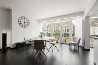 Stijlvol appartement met uniek uitzicht op het Wapenplein in Oostende<br />Welkom in dit prachtige appartement, waar ruimte, comfort en een topligging perfect samenkomen. Vanuit de royale woonkamer geniet u elke dag van een uniek en levendig uitzicht op het Wapenplein, het bruisende hart van Oostende.<br />De moderne, volledig uitgeruste keuken vormt het kloppende hart van de woning. Dankzij het ruime kookeiland is dit de ideale plek om samen met familie en vrienden te koken, aperitieven en gezellige momenten te beleven.<br />Het appartement beschikt over twee volwaardige slaapkamers, die elk rechtstreeks toegang geven tot een eigen terras. Zo geniet u op elk moment van de dag van een aangename buitenruimte.<br />Verder vindt u een apart gastentoilet en een stijlvolle, luxueuze badkamer, uitgerust met een ruime inloopdouche en een hoogwaardige afwerking.<br />Als extra troef beschikt het appartement over een praktische fietsenberging, ideaal voor wie graag de stad en de kust per fiets verkent.<br />Bent u op zoek naar een ruim, instapklaar appartement met een uitzonderlijke ligging, veel lichtinval en alle comfort? Dan is dit een unieke kans die u niet mag missen.