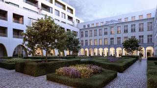 - Kantoor 800m²<br />- Instapklaar<br />- In het historisch centrum<br />- Private ondergrondse parking<br />- <span><span>Zeer goed bereikbaar met de fiets en openbaar vervoer<br />- Private toegang<br />- 3 grote lichtkoepels<br />- Binnentuin<br />-</span></span> Ventilatiesysteem D, vloerverwarming via 2 warmtepompen<br />- Ondergrondse parking (optioneel beschikbaar)<br />- Installatie laadpalen mogelijk