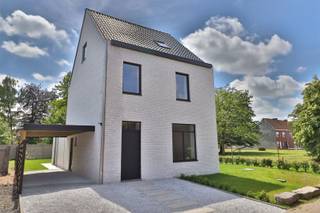 <p><span>*** QUICK SALE MET BIEDPRIJS VANAF 475.000 EUR * Kijk -en bieddagen 4, 5 en 6 juni (enkel op afspraak) </span></p><p><span> </span></p><p><span> </span></p><p><span>Rustig gelegen in het groene hart van het centrum vinden we deze prachtige alleenstaande woning.</span></p><p><span> </span></p><p><span>De woning, met een bewoonbare oppervlakte van 220m², is gelijkvloers ingedeeld met een brede inkom met apart gastentoilet, een bureauruimte (geschikt voor vrij beroep/praktijkruimte), een ruime en nieuw uitgebouwde woonkamer met zithoek, de prachtige en super uitgeruste keuken en eetplaats, dit alles met een zalig tuincontact. Verder is er gelijkvloers een praktische wasberging voorzien. Een ruime kelder zorgt voor nog wat extra koele bergruimte.</span></p><p><span> </span></p><p><span>Op de eerste verdieping zijn drie slaapkamers en de badkamer met dubbele wastafel, inloopdouche en ligbad Er is een apart toilet op de nachthal. De zolderverdieping (vaste trap) is volledig ingericht en biedt nog alle mogelijkheden (bureau, slaapkamer, speelzolder). </span></p><p><span> </span></p><p><span>De zalige tuin, grenzend aan een rustige groene long, is voorzien van een royaal terras. Voor de wagen is er een ruime oprit met carport.</span></p><p><span> </span></p><p><span>- Hoogwaardige totaalrenovatie: Nieuwe riolering (gescheiden) / Regenwater (10.000l) / alle nieuwe technieken / nieuwe elektriciteit<br />- EPC B en vloerverwarming (EPC A mogelijk mits installatie 10 zonnepanelen)<br />- Topligging, rustig aan de rand van groen en nabij alle voorzieningen</span></p><p><span> </span></p><p><span>Reserveer nu jou bezoek op de kijk -en bieddag via info@century21viaplus.be of 056/24.38.12</span></p><p><span> </span></p><p><span> </span></p><p><span>*niet bindende vanafprijs, de verkoop komt tot stand door aanvaarding van het uitgebrachte bod</span></p><p><span> </span></p><p><span> </span></p>
