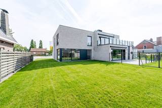 Deze moderne, halfopen woning langs de Zonnebekestraat in Langemark is volledig instapklaar afgewerkt. Hier hoef je geen keuzes of afwerking meer te voorzien en kan je meteen verhuizen.

De woning beschikt over een ruime woon- en eetkamer, een open keuken, berging, 3 slaapkamers en een badkamer. In de westgerichte tuin geniet je van de namiddag- en avondzon.

Winkels, scholen en openbaar vervoer liggen vlakbij. Dankzij de instapklare afwerking is deze woning ook interessant als investering.

Interesse in deze woning? Contacteer nieuwbouwadviseur Kimberly voor meer informatie.