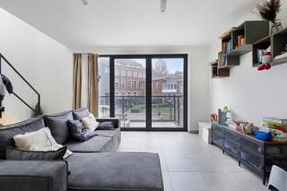 Ruim duplexappartement uit 2019 met een bewoonbare oppervlakte van 104 m², 2 slaapkamers en een zuidgericht terras. E-peil: 38 (EPC-label A).Het...