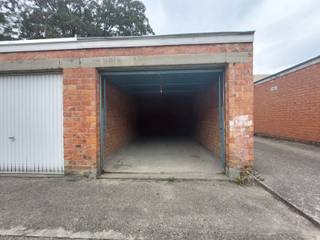 <p>Afzonderlijke garagebox, gelegen aan Rendierstraat 19 te Wilrijk.</p>
<p>Ideaal voor het veilig stallen van een wagen, motorfiets of als extra opslagruimte.</p>
<p>Interesse? Neem gerust contact met ons op voor meer informatie of om een bezichtiging in te plannen.</p>