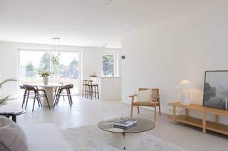 Hectaar realiseert een kleinschalig en kwalitatief project met energiezuinige en praktisch ingedeelde halfopen bebouwingen te Ninove.<br />De woningen bevinden zich niet ver van het centrum van Ninove, alle dagelijkse voorzieningen binnen handbereik: winkels, scholen, openbaar vervoer. De combinatie van een centrale ligging en een aangename woonomgeving maakt dit project ideaal voor gezinnen. <br /><br />De woning wordt doordacht ontworpen met oog voor comfort, energiezuinigheid en functionaliteit. Bovendien krijgt de koper de mogelijkheid om de woning volledig naar eigen smaak af te werken. In samenspraak met onze vaste partnerleveranciers kies je zelf materialen en afwerkingen binnen jouw budget – zo creëer je een thuis die perfect aansluit bij jouw wensen.<br />(Foto’s zijn referentiebeelden van voorgaande projecten)<br /><br />De woning beschikt over een grote oprit met plaats voor een carport, inkomhal met gastentoilet en lichtrijke leefruimte met open keuken en berging. Op het verdiep ruime nachthal met apart toilet, 3 volwaardige slaapkamers (15,75m², 11,81m², 10,71m²) en een volledig uitgeruste badkamer met ligbad, inloopdouche en dubbele lavabo. <br /><br /><strong>Troeven van de woning:</strong>
<ul>
<li>Energiezuinig; </li>
<li>Voorzien van lucht/water warmtepomp, zonnepanelen; </li>
<li>Praktische en lichtrijke indeling;</li>
<li>Regenwaterput 7.500l aangesloten aan wasmachine, toiletten en buitenkraan.</li>
</ul>
<br />Dankzij de ligging en duurzame visie zijn deze woningen geschikt als vaste woonplaats of rendabele investering. Je koopt aan een vaste prijs en hebt de keuze om zelf je afwerking te bepalen of volledig ontzorgd te worden.<br /><br />Wens je meer informatie over dit project? Contacteer ons voor meer details of een afspraak.