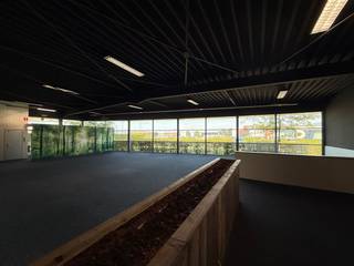 Dit multifunctionele bedrijfsgebouw beschikt over een showroom/kantoor van 960 m² en geniet van een strategische ligging. Op slechts 2 km van de...