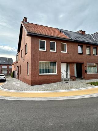 Degelijk en goed onderhouden duplexappartement in het centrum van Kuringen. Zolderruimte met uitbreidingsmogelijkheden. EPC D (geen...