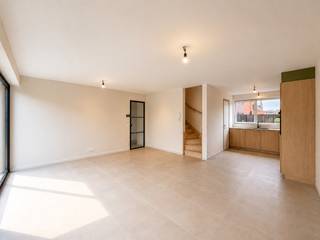 <strong>Instapklare, energiezuinige woning</strong> met tuin, <strong>carport </strong>en drie slaapkamers in de groene woonwijk <strong>De Vloei te Ieper.</strong><br /><br />Deze kwalitatieve nieuwbouwwoning combineert hedendaags wooncomfort met duurzame technieken zoals een warmtepomp, vloerverwarming, ventilatiesysteem D en zonnepanelen.<br />Dankzij het uitstekende E-peil van maximaal 20 geniet u van een bijzonder laag energieverbruik en een aangenaam binnenklimaat.<br /><br /><strong>Indeling gelijkvloers :</strong>
<ul>
<li>Inkomhal met vestiaire</li>
<li>Gastentoilet</li>
<li>Lichtrijke leefruimte met zicht op de tuin</li>
<li>Open keuken met aansluitende bergruimte</li>
<li>Praktische wasplaats</li>
<li>Carport</li>
<li>Aangelegde tuin met terras en tuinberging<br /> </li>
</ul>
<strong>Verdieping :</strong><br />3 volwaardige slaapkamers<br />Ruime badkamer met dubbel lavabomeubel, inloopdouche, ligbad en toilet<br />Handige bovenberging<br /><br /><strong>Volledig afgewerkt :</strong><br />De woning wordt volledig afgewerkt opgeleverd, inclusief:
<ul>
<li>Geïnstalleerde keuken</li>
<li>Volledig ingerichte badkamer</li>
<li>Vloerafwerking op gelijkvloers en verdieping</li>
<li>Terras en tuinaanleg<br /> </li>
</ul>
<strong>Troeven : </strong><br />✔ Energiezuinig wonen (E-peil max. 20)<br />✔ Warmtepomp, vloerverwarming en zonnepanelen<br />✔ 3 slaapkamers<br />✔ Carport en tuinberging<br />✔ Instapklaar afgewerkt<br /><br /><br />Interesse? Contacteer ons voor meer informatie of een bezoek via 051 21 11 11 of matias@imfiro.be.