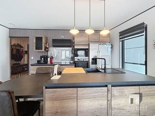 <p><span>Aan de rand van het centrum van Scherpenheuvel vindt u dit ruime en energiezuinige nieuwbouwappartement van 106m², gelegen op de eerste verdieping. </span></p><p><span>Het appartement werd eind 2024 opgeleverd en beschikt over een aangenaam zuidgericht terras van 12m².<br />Een belangrijke troef: de verkoop gebeurt onder registratierechten, wat voor de koper een aanzienlijk financieel voordeel betekent.<br />De lichtrijke leefruimte vormt het hart van het appartement. Dankzij de grote raampartijen geniet u hier van een overvloed aan natuurlijk licht. </span></p><p><span>De open, volledig ingerichte keuken sluit mooi aan aan de eet- en zitkamer en biedt rechtstreeks toegang tot het terras aan de straatzijde.<br />Via de inkomhal komt u in de nachthal, die toegang geeft tot twee slaapkamers, een praktische berging, een apart toilet en een ingerichte badkamer.<br />Ook op energetisch vlak scoort dit appartement uitstekend. Met een E-peil van slechts 3 en dus een A-label bent u verzekerd van een energiezuinige woonst. </span></p><p><span>De vloerverwarming en vloerkoeling via warmtepomp zorgen in elke ruimte voor een comfortabel binnenklimaat, het hele jaar door. </span></p><p><span>Daarnaast dragen de 4 zonnepanelen bij aan lage energiekosten.<br />Achter het appartementsgebouw bevindt zich een ruim gemeenschappelijk grasveld, toegankelijk voor alle mede-eigenaars. </span></p><p><span>Deze groene buitenruimte is ideaal om tot rust te komen, de hond even uit te laten of kinderen veilig te laten spelen.<br />Kortom: een ruim, comfortabel en uiterst energiezuinig nieuwbouwappartement op een uitstekende ligging nabij het centrum van Scherpenheuvel.</span></p><p><span> </span></p><p><span>Mogelijkheden om bij aan te kopen:</span></p><p><span>In de afgesloten kelderverdieping is autostaanplaats P1 apart bij aan te kopen. Deze staanplaats P1 kan, mits beperkte aanpassingen, worden ingericht als afgesloten garagebox.<br />Daarnaast bestaat de mogelijkheid om een ruime, mindervalide parkeerplaats met extra, achterliggende berging bij aan te kopen.</span></p><p><span>Verder is er ook bestaat er ook de mogelijkheid om nog een derde ondergrondse autostaanplaats die ook dienst kan doen als zeer ruime berging bij aan te kopen.</span></p><p><span> </span></p><p><span>Interesse? Neem gerust contact op voor meer informatie of een bezoek ter plaatse.<br />Contacteer ons voor een bezoek op 013 31 25 22 of mail <span>nathalie@immodiest.be</span></span><span><br />We helpen je met een glimlach verder op zoek naar jouw nieuwe thuis.<br />In afwachting van het bezoek kan u alvast de virtuele tour bekijken.</span></p><p><span> </span></p>