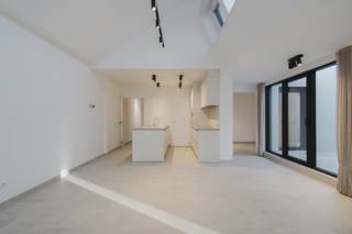 De focus bij de bouw lag op een zorgeloze akoestiek, waardoor u in alle privacy geniet van uw moderne 2-slaapkamer woonst. Een zeer ruime kelderberging en een energiezuinig ontwerp maken het plaatje compleet.Indeling- 1e verdiep:- inkomhal met gastentoilet- open keuken voorzien van alle hedendaagse toestellen- praktische berging- leefruimte met toegang tot het grote terras- kamer 1 met inbouwkasten - kamer 2 met toegang tot het grote terras- badkamer met inloopdouche - patio- groot terrasExtra:- geen lift- gem. kosten: €40,00 / maand- grote kelderberging 29m²Deze appartementen zijn onmiddellijk beschikbaar,vraag dus snel een bezoek aan via www.dewaele.com!